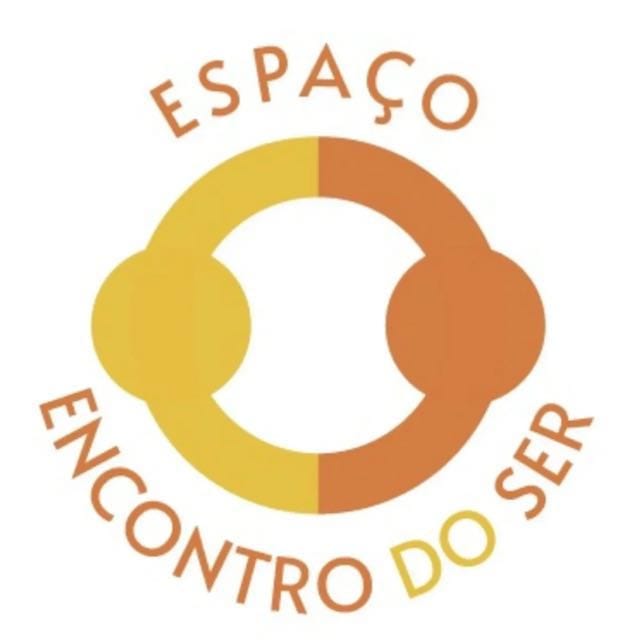 Psicóloga sorridente em consultório acolhedor